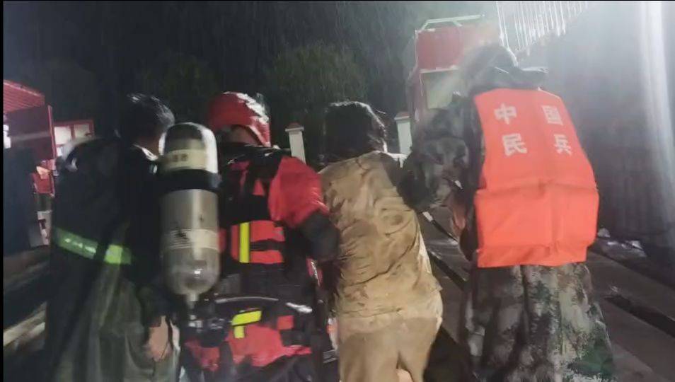 女子在被淹车库失联20多小时后奇迹获救！救援人员：她顺车顶爬到车库顶上的水管避难