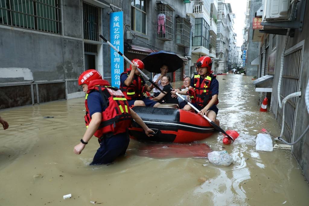 此轮暴雨带横跨千里，"幕后推手"是谁？中央气象台首席预报员回应
