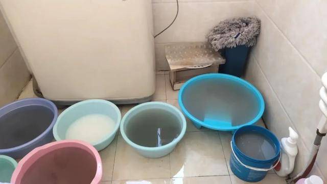 为什么不能“倒水冲厕”？很多人不懂，多亏维修师傅提醒，看似节俭实则隐患很大！