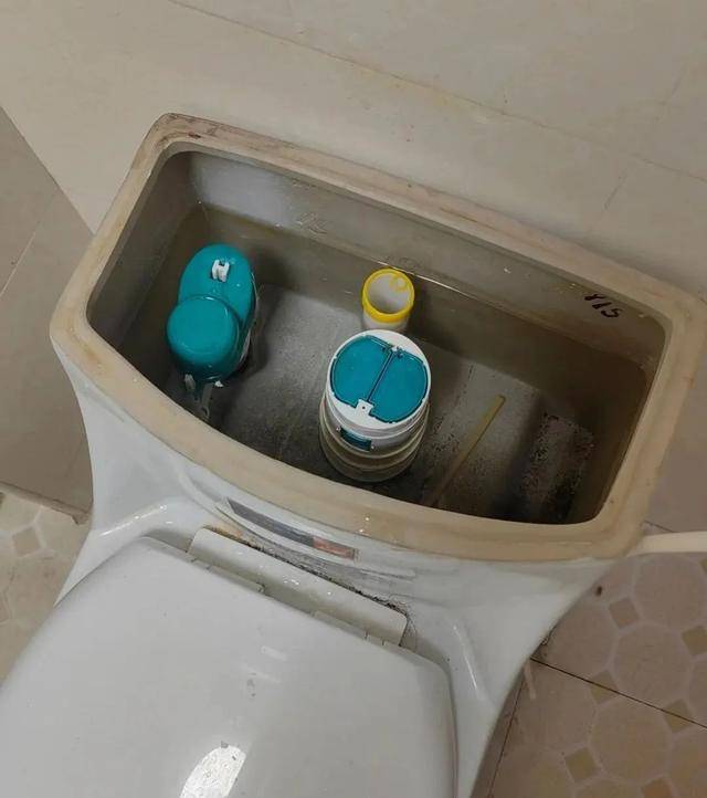 为什么不能“倒水冲厕”？很多人不懂，多亏维修师傅提醒，看似节俭实则隐患很大！