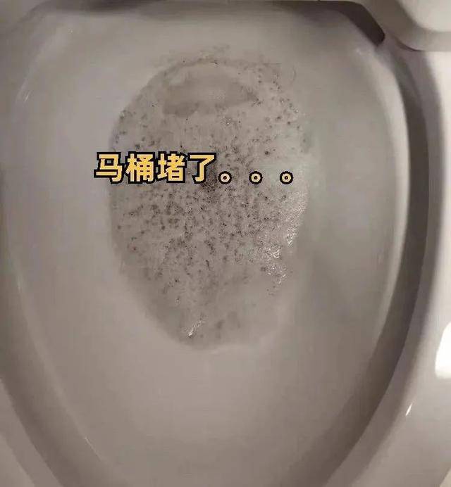 为什么不能“倒水冲厕”？很多人不懂，多亏维修师傅提醒，看似节俭实则隐患很大！