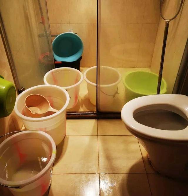 为什么不能“倒水冲厕”？很多人不懂，多亏维修师傅提醒，看似节俭实则隐患很大！